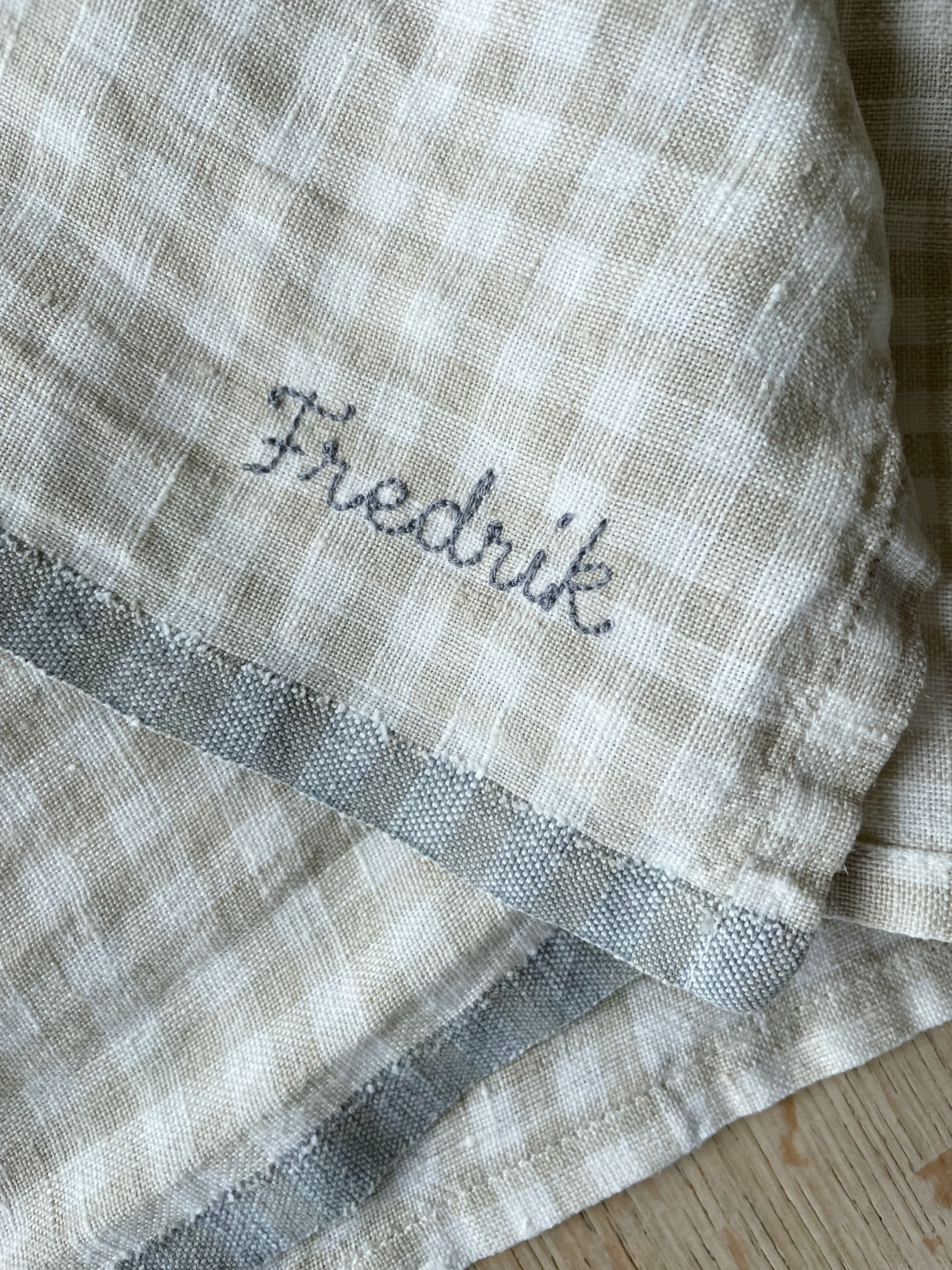 Personlig brodyr på linneservetter